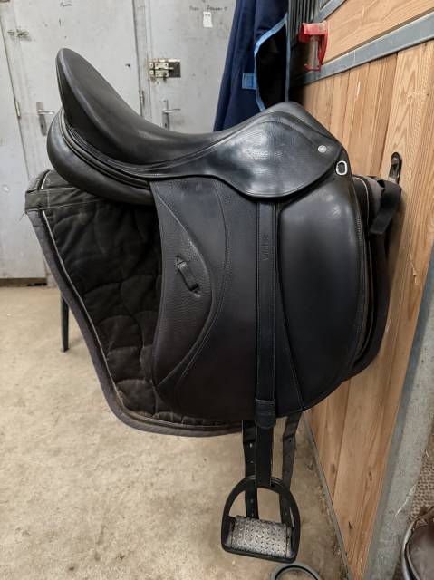 Sella da dressage Herv&eacute; Godignon  17" - 2012