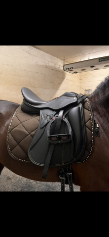 Sella da dressage Zaldi  18" - 2023