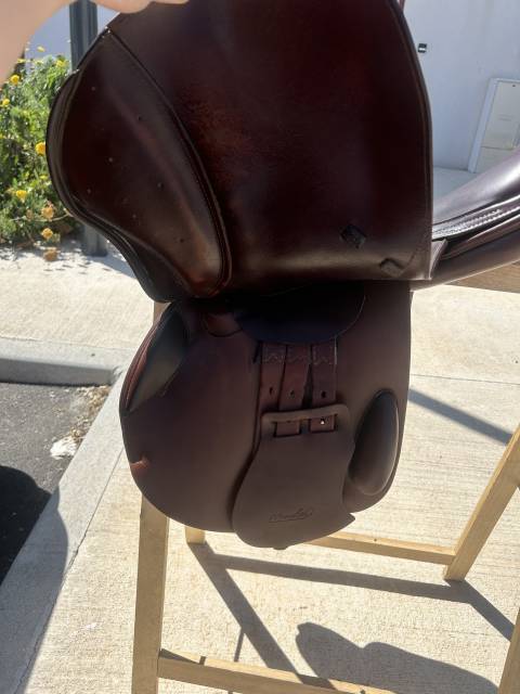 Sella da salto ostacoli Prestige Italia Meredith  17" - 2015