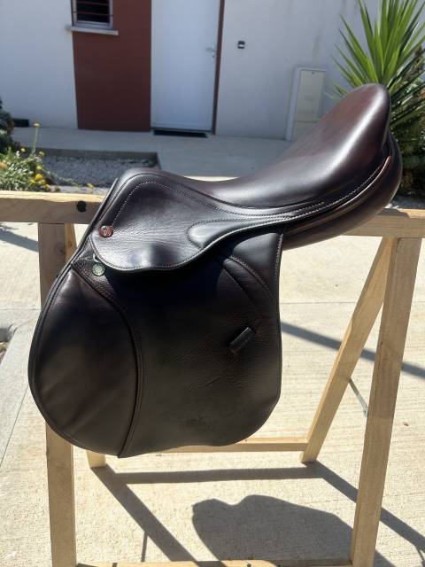 Sella da salto ostacoli Prestige Italia Meredith  17" - 2015