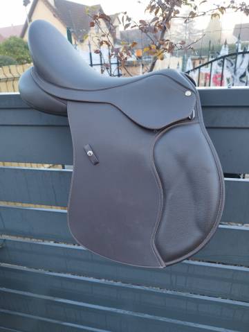 Sella sintetica Wintec  17.5" - 2021