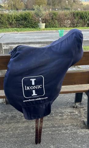 Sella da salto ostacoli Ikonic  17.5" - 2024