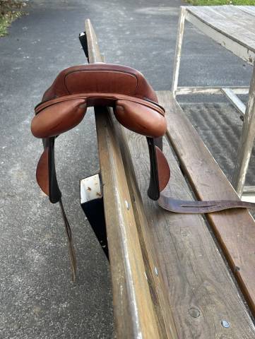 Sella da salto ostacoli Ikonic  17.5" - 2024