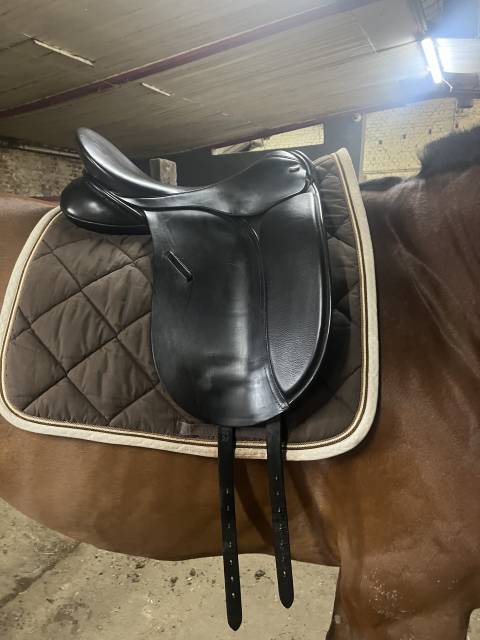 Sella da dressage Euroriding Diamantz 18" - 2020