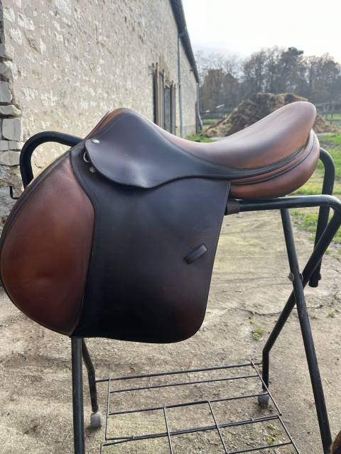 Sella da salto ostacoli Devoucoux Biarritz  17" - 2011