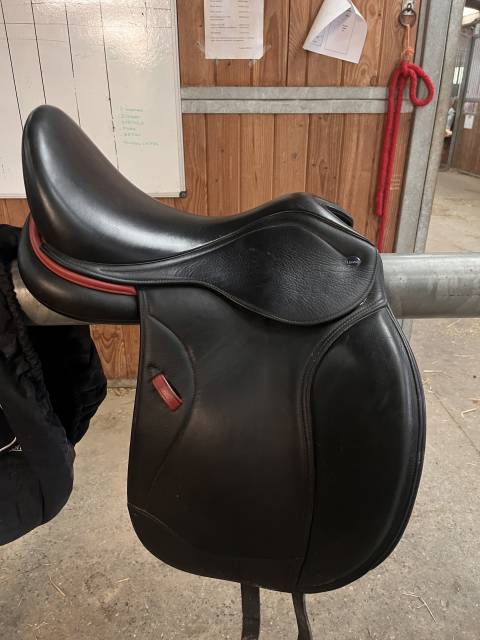 Sella da dressage Ikonic  17" - 2022