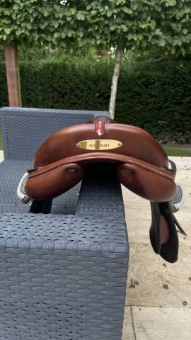 Sella da salto ostacoli Equipe  17" - 2018