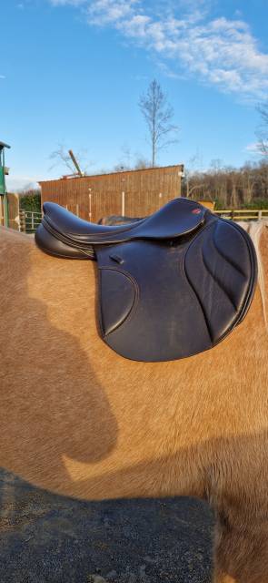 Sella da salto ostacoli Fairfax Classic Plain Flap Jump 17.5" - 2023