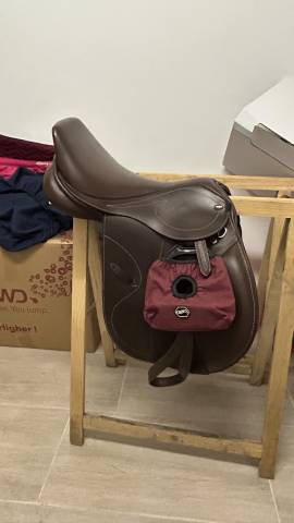 Sella da salto ostacoli  HKM 17.5" - 2022