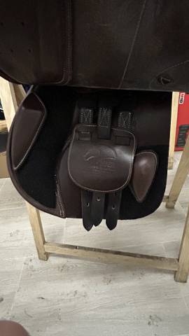 Sella da salto ostacoli  HKM 17.5" - 2022