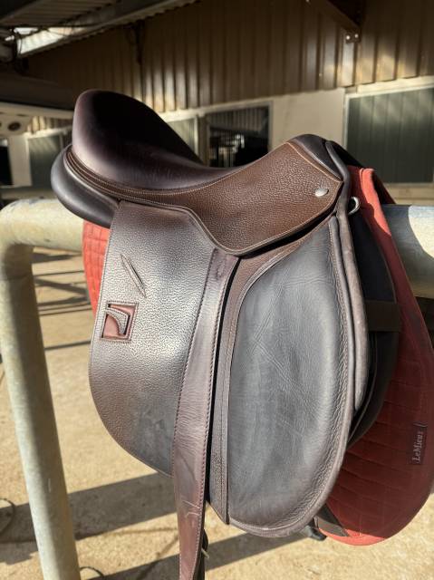 Sella da salto ostacoli Childeric  18" - 2023