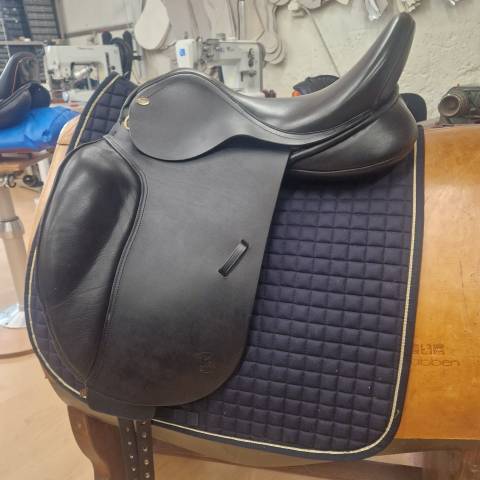 Sella da dressage  Marque : Sellier DLM  17.5" - 2024