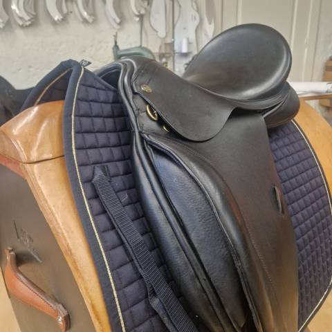 Sella da dressage  Marque : Sellier DLM  17.5" - 2024