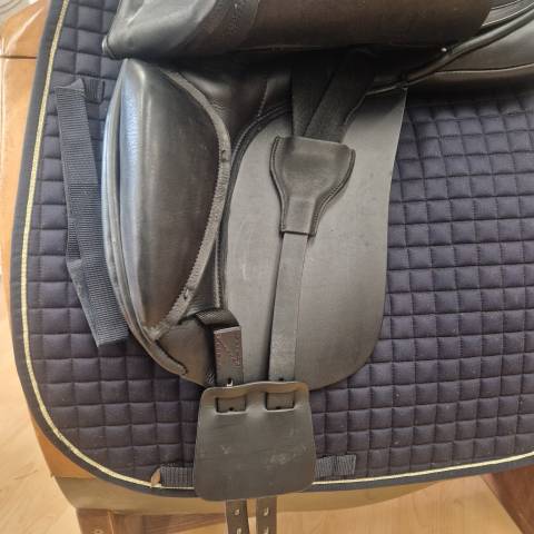 Sella da dressage  Marque : Sellier DLM  17.5" - 2024