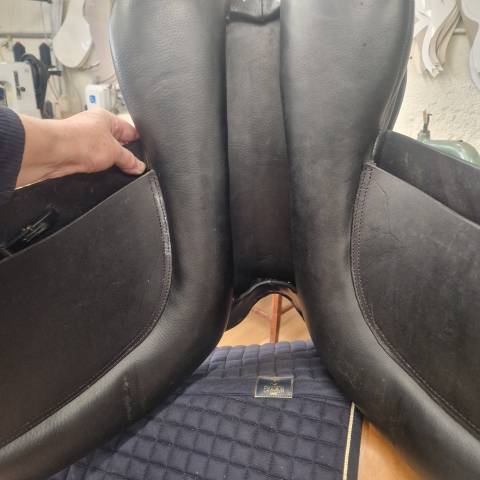 Sella da dressage  Marque : Sellier DLM  17.5" - 2024