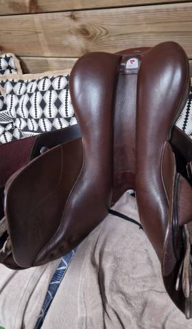 Sella da salto ostacoli Bates  17" - 2019