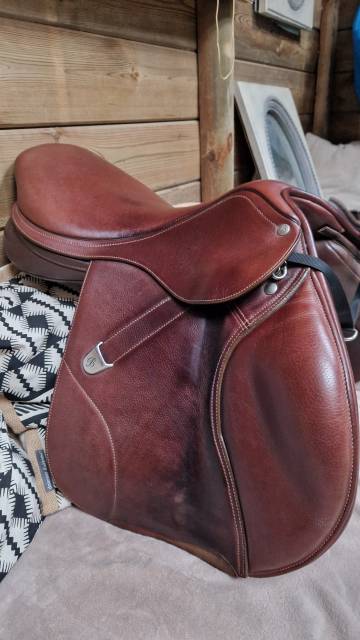 Sella da salto ostacoli Bates  17" - 2019