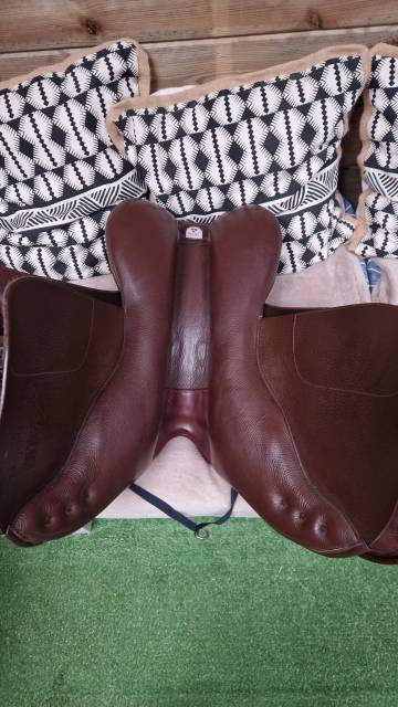 Sella da salto ostacoli Bates  17" - 2019