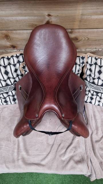 Sella da salto ostacoli Bates  17" - 2019