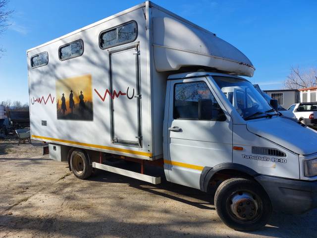 Furgoni trasporto cavalli da corsa