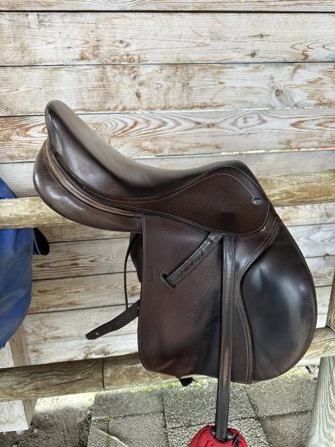 Sella da salto ostacoli Ikonic  17.5" - 2019
