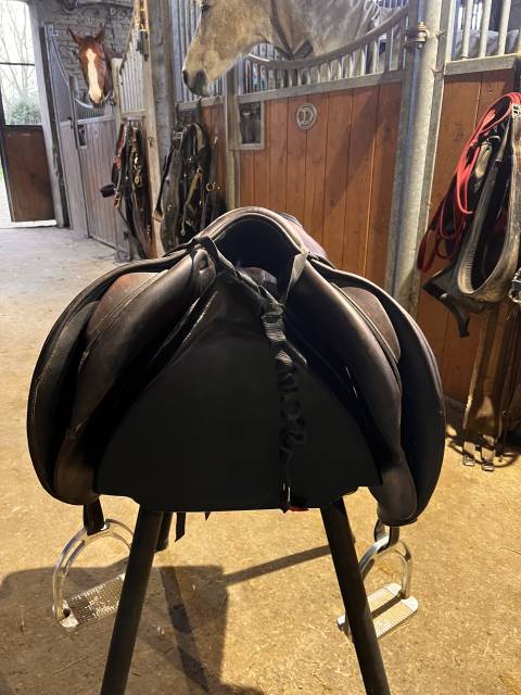 Sella da salto ostacoli CWD  17" - 2015