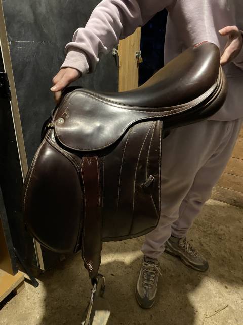 Sella da salto ostacoli Equipe  17.5" - 2020