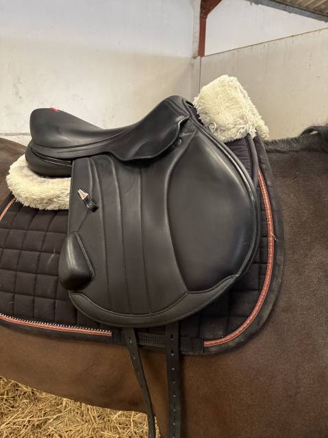 Sella da salto ostacoli Equipe  17" - 2023