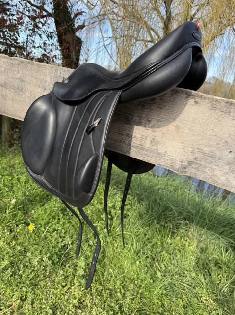 Sella da salto ostacoli Equipe  17" - 2023