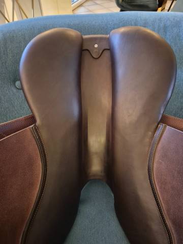 Sella da salto ostacoli CWD  17.5" - 2023