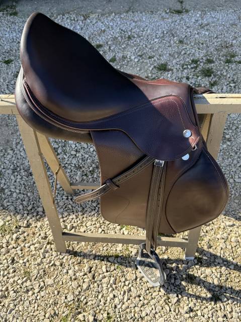 Sella da salto ostacoli Prestige Italia  18" - 2024