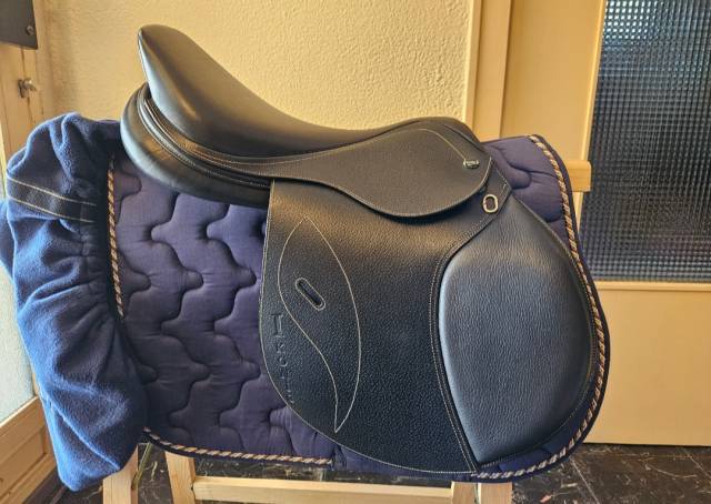 Sella da salto ostacoli Ikonic  17" - 2018