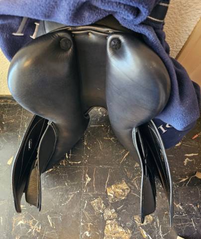 Sella da salto ostacoli Ikonic  17" - 2018