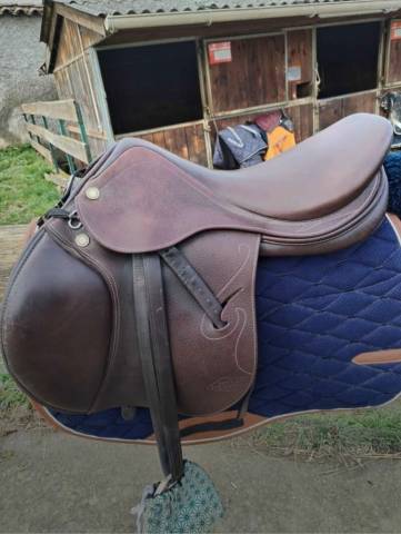 Sella da salto ostacoli Prestige Italia  17.5" - 2016