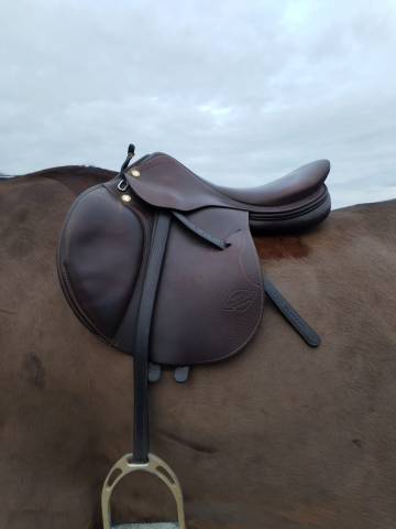 Sella da salto ostacoli Prestige Italia  17.5" - 2016