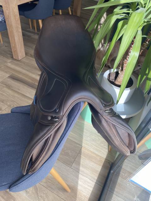 Sella da salto ostacoli Ikonic  17" - 2019