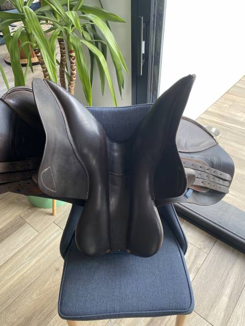 Sella da salto ostacoli Ikonic  17" - 2019