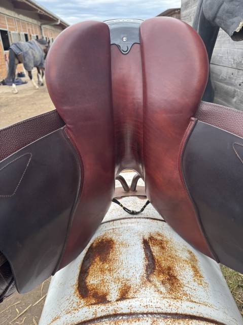 Sella da salto ostacoli CWD  17" - 2023