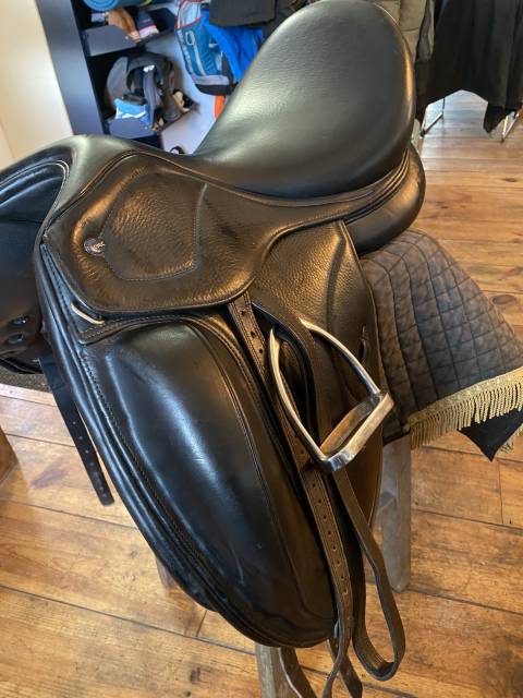 Sella da dressage Ikonic  16" - 2020
