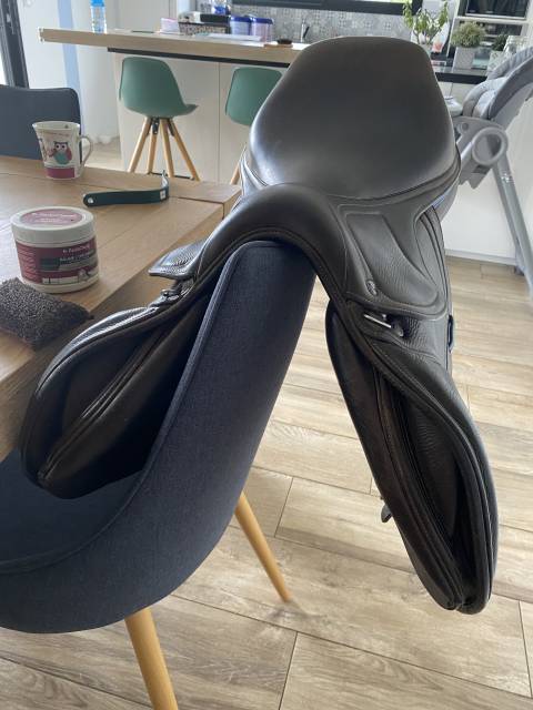 Sella da salto ostacoli Ikonic  17" - 2019