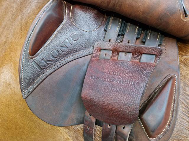 Sella da salto ostacoli Ikonic  17" - 2018