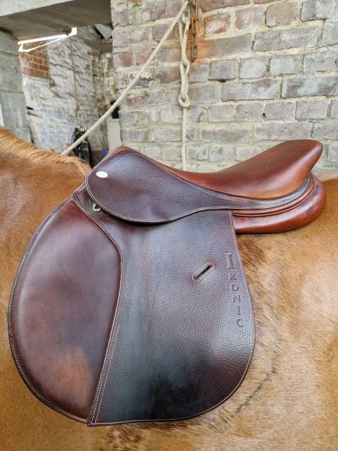 Sella da salto ostacoli Ikonic  17" - 2018