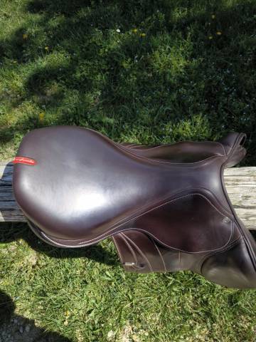 Sella da salto ostacoli Equipe  17.5" - 2023