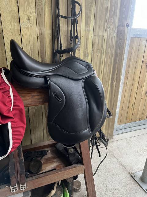 Sella da dressage Ikonic  17" - 2022