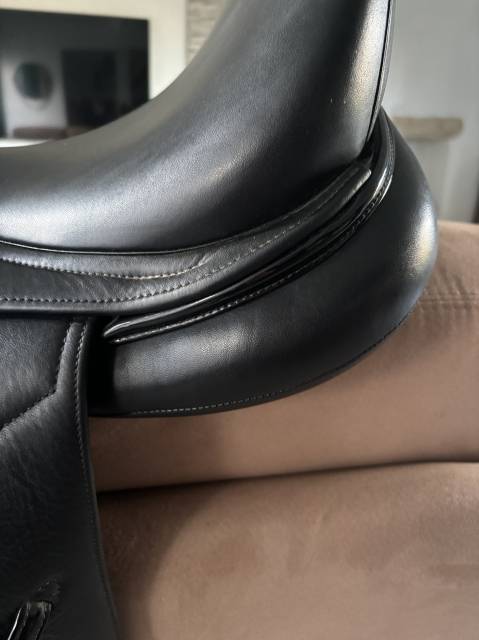 Sella da dressage Ikonic Light dressage  17.5" - 2022