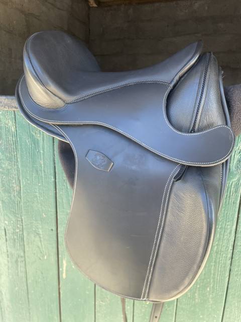 Sella da dressage Barefoot   17.5" - 2024