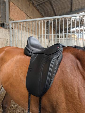 Sella da dressage Thorowgood   17" - 2019