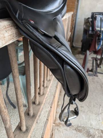 Sella da dressage Thorowgood   17" - 2019