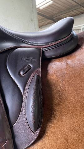 Sella da salto ostacoli Devoucoux  17.5" - 2023