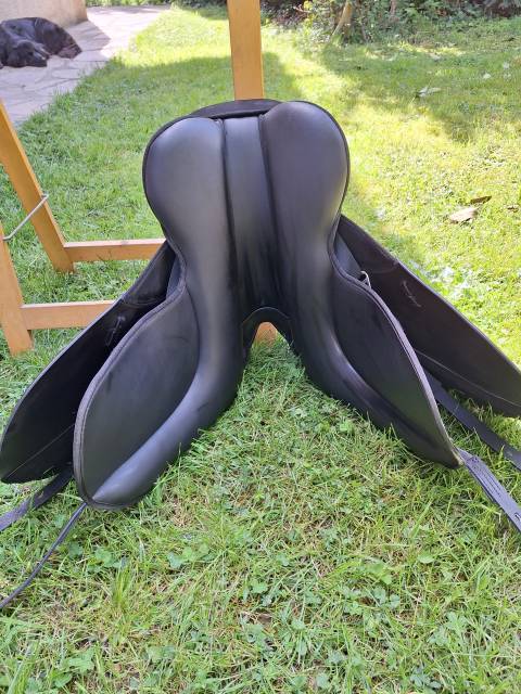 Sella da dressage Thorowgood   17" - 2024